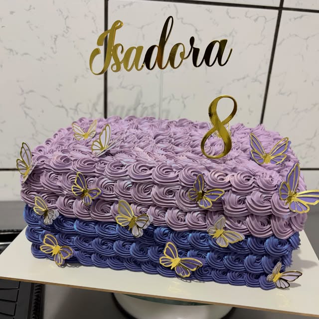 Bolo ombré lilás e roxo com borboletas douradas