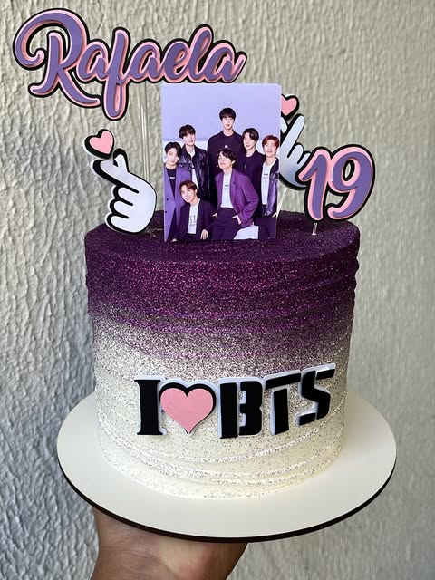 Bolo com degradê glitter roxo e branco, com topo personalizado