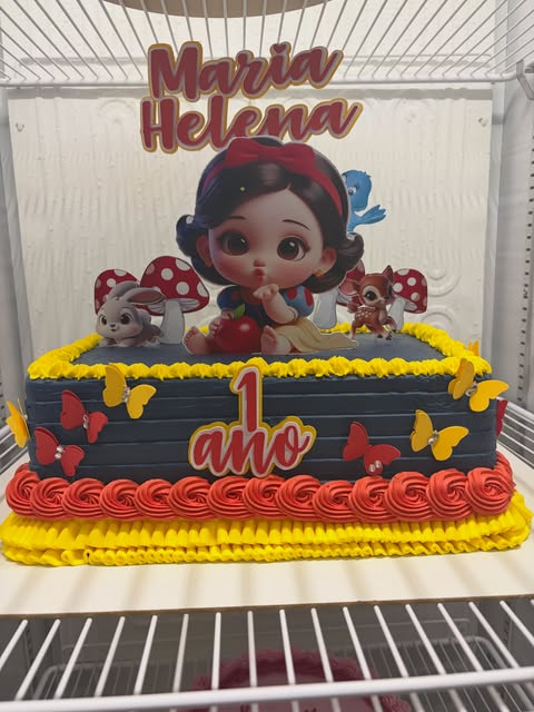 Bolo infantil de 1 aninho com tema de personagem e borboletas