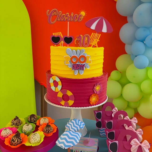 Bolo de duas camadas com tema pool party, amarelo e pink